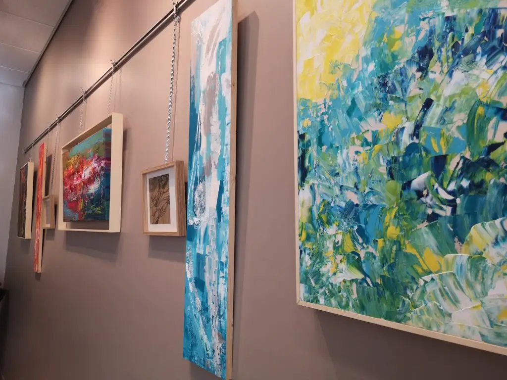 Œuvres au mur lors de l'exposition en partenariat avec la municipalité de Saint-Victor