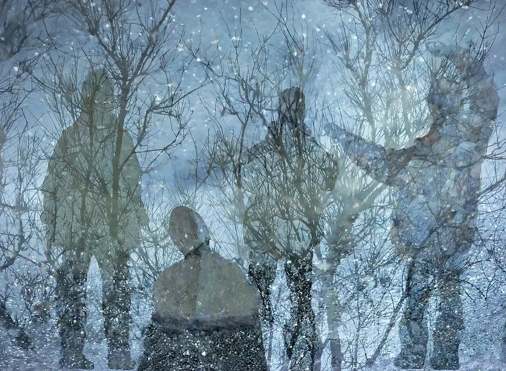 L'enfance pétrifiée, montage numérique dans les teintes de bleu où l'on peut distinguer des silhouettes