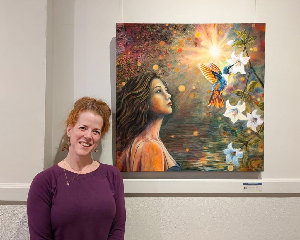 Veronica Belam devant son oeuvre
